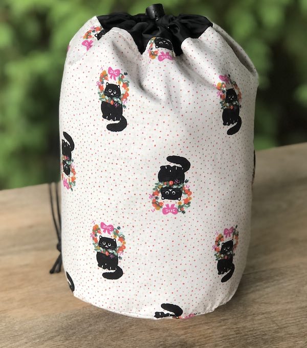 Black Kitty Wreath SueBee Round Drawstring Bag