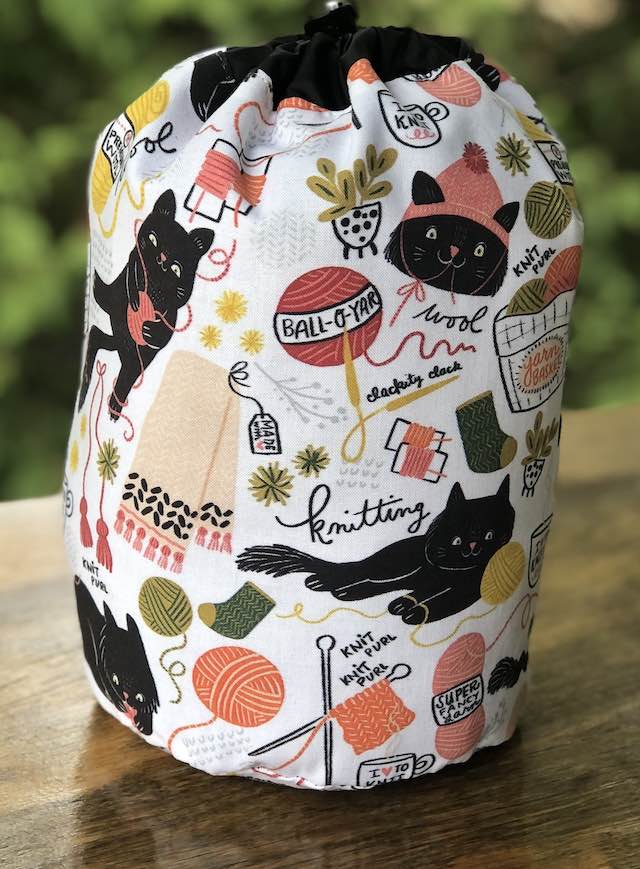 Knitty Kitties SueBee Round Drawstring Bag Knitty Kitties SueBee Round Drawstring Bag