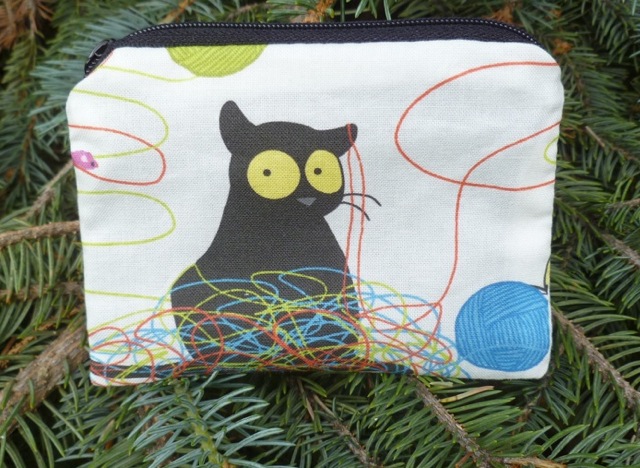 Black cat and yarn coin purse stitch marker pouch