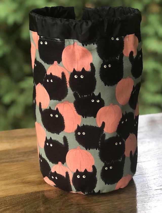 Belinda's Big Kitty on green SueBee Round Drawstring Bag