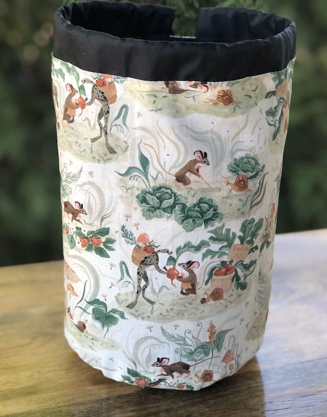 Country Mouse SueBee Round Drawstring Bag