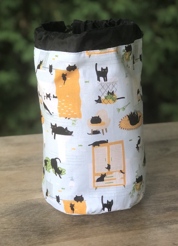 Kitty Wash SueBee Round Drawstring Bag