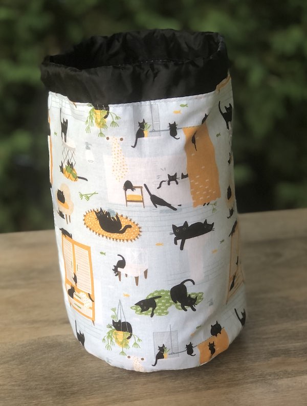 Kitty Wash SueBee Round Drawstring Bag