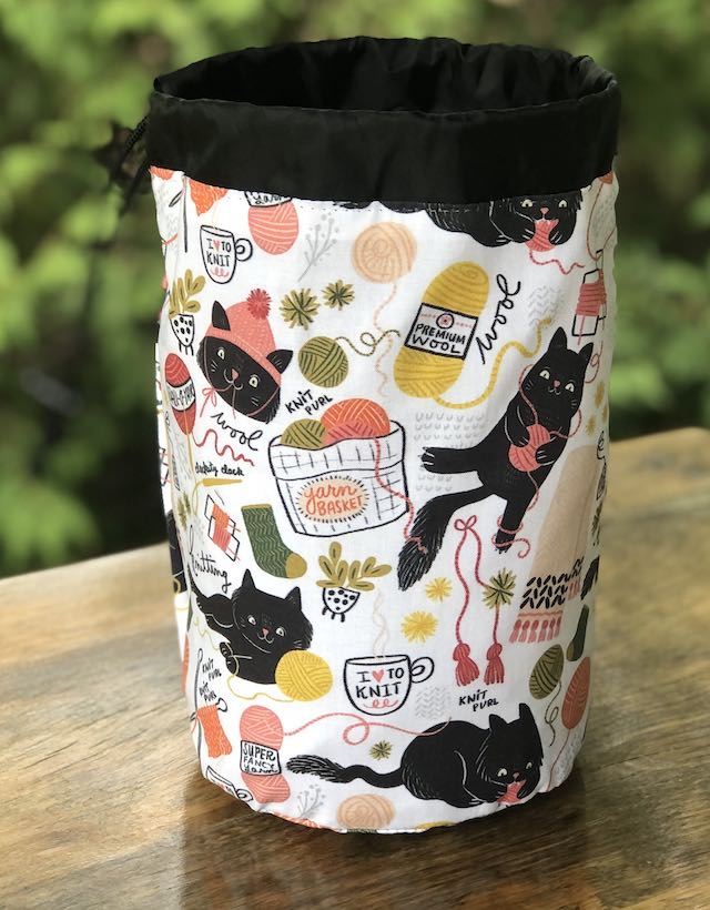 Knitty Kitties SueBee Round Drawstring Bag