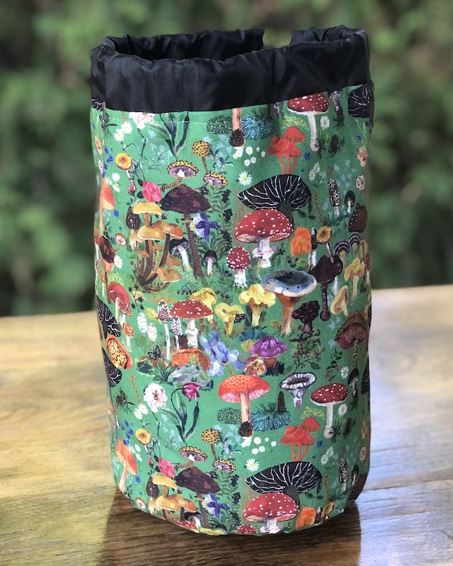Pastoral SueBee Round Drawstring Bag
