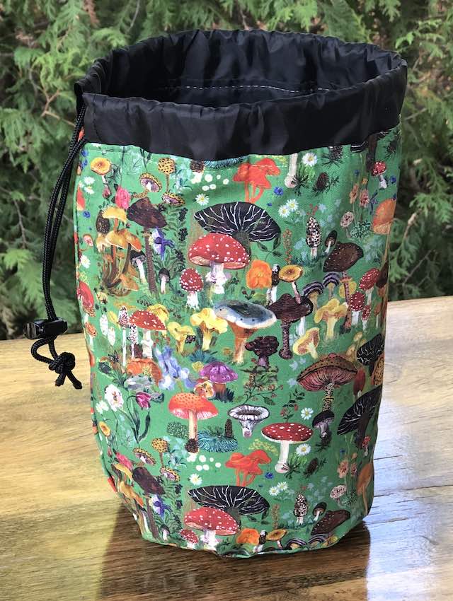 Pastoral SueBee Round Drawstring Bag