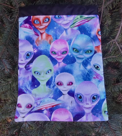Aliens Flatie Jr. a flat drawstring bag