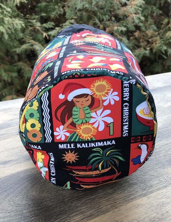 Hawaiian Christmas SueBee Round Drawstring Bag