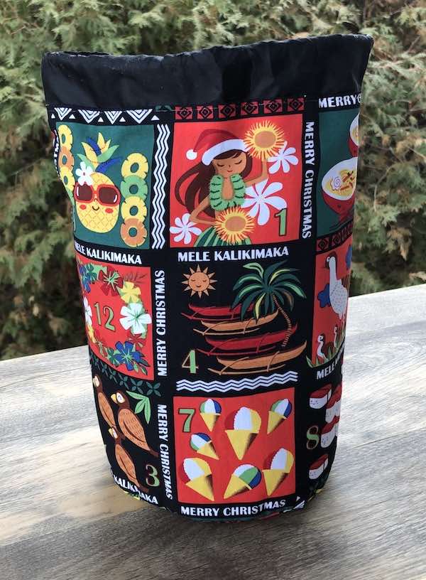 Hawaiian Christmas SueBee Round Drawstring Bag