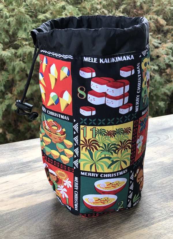 Hawaiian Christmas SueBee Round Drawstring Bag
