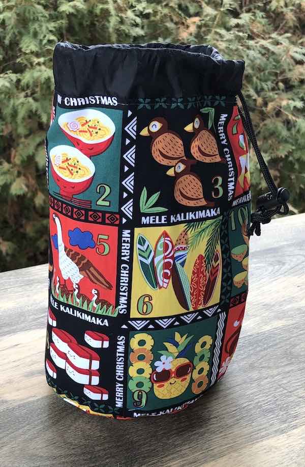 Hawaiian Christmas SueBee Round Drawstring Bag